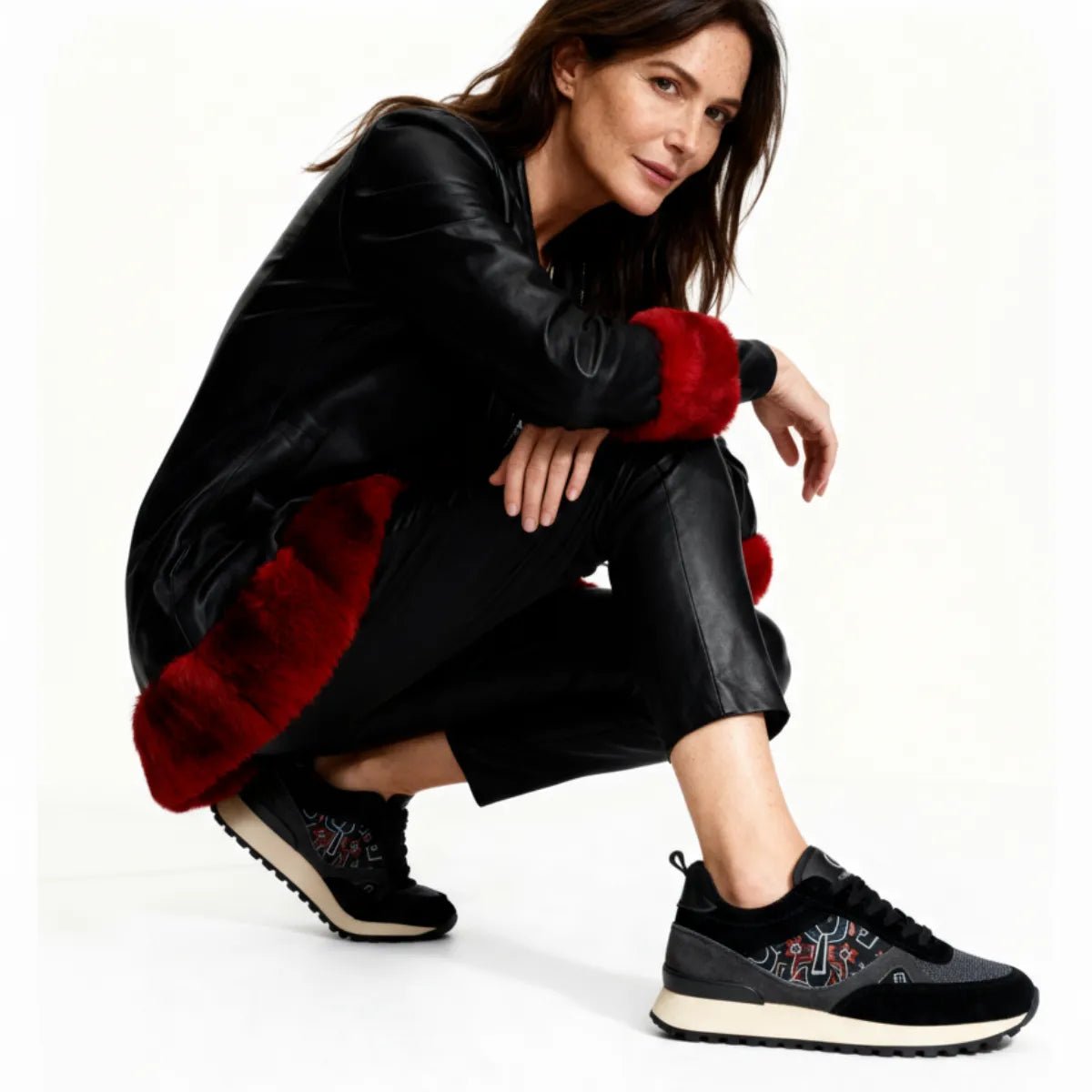 Novera - Omega Walk - Novera-Black-37